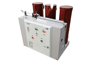 vs1戶(hù)內真空斷路器具備滅弧電壓低、滅弧能力強、分斷速度快、開(kāi)斷容量大、使用期長(cháng)、適應頻繁操作等特性，在供電系統中逐漸替代了其他類(lèi)型開(kāi)關(guān)，獲得了普遍的運用。但真空斷路器在開(kāi)斷過(guò)程中會(huì )形成過(guò)電壓，若在運作中錯誤操作，也會(huì )導致斷路器發(fā)生爆炸等事故，給生產(chǎn)安全帶來(lái)重大影響。因而需根據過(guò)電壓的類(lèi)型采取相應的措施，以降低過(guò)電壓的形成和減少過(guò)電壓的數值，除真空斷路器生產(chǎn)制造工藝層面的問(wèn)題外，能夠加裝保護器以更改負荷參數，進(jìn)而達到目地。