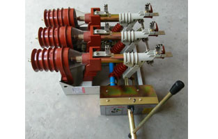 有關(guān)電力系統中高壓負荷開(kāi)關(guān)的作用，在電力系統中正確使用高壓負荷開(kāi)關(guān)，其具有開(kāi)斷和關(guān)合作用、替代作用，用來(lái)開(kāi)斷和關(guān)合負荷電流和小干一定倍數的過(guò)載電流。那在電力系統中，高壓負荷開(kāi)關(guān)有什么作用？接下來(lái)雷爾沃電器小編給你整理一下：
