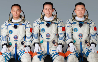 據中國載人航天工程辦公室消息，經(jīng)空間站應用與發(fā)展階段飛行任務(wù)總指揮部研究決定，瞄準北京時(shí)間10月26日11時(shí)14分發(fā)射神舟十七號載人飛船。執行飛行任務(wù)的航天員乘組由湯洪波、唐勝杰、江新林3名航天員組成，湯洪波擔任指令長(cháng)。乘組包括1名第二批航天員和2名第三批航天員，是空間站建造任務(wù)啟動(dòng)以來(lái)，平均年齡最小的航天員乘組。
